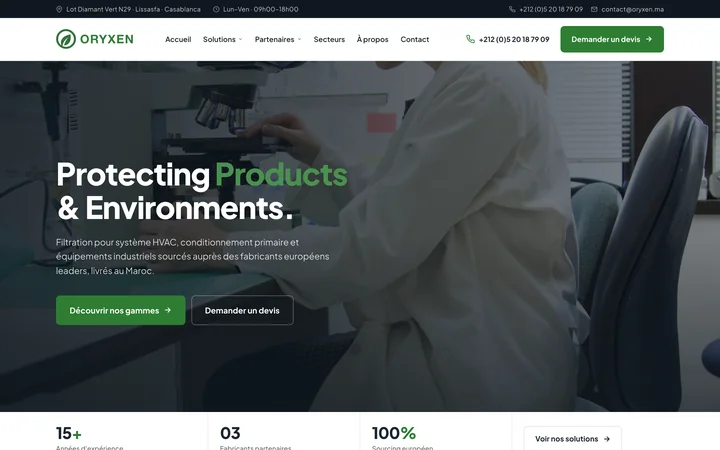 The Oryxen homepage on a desktop screen: a top bar with the Casablanca address and phone number, the Oryxen leaf wordmark with a French navigation, and a dark hero over a photograph of a technician in a white coat, headed "Protecting Products & Environments." above a paragraph on HVAC filtration and industrial equipment.